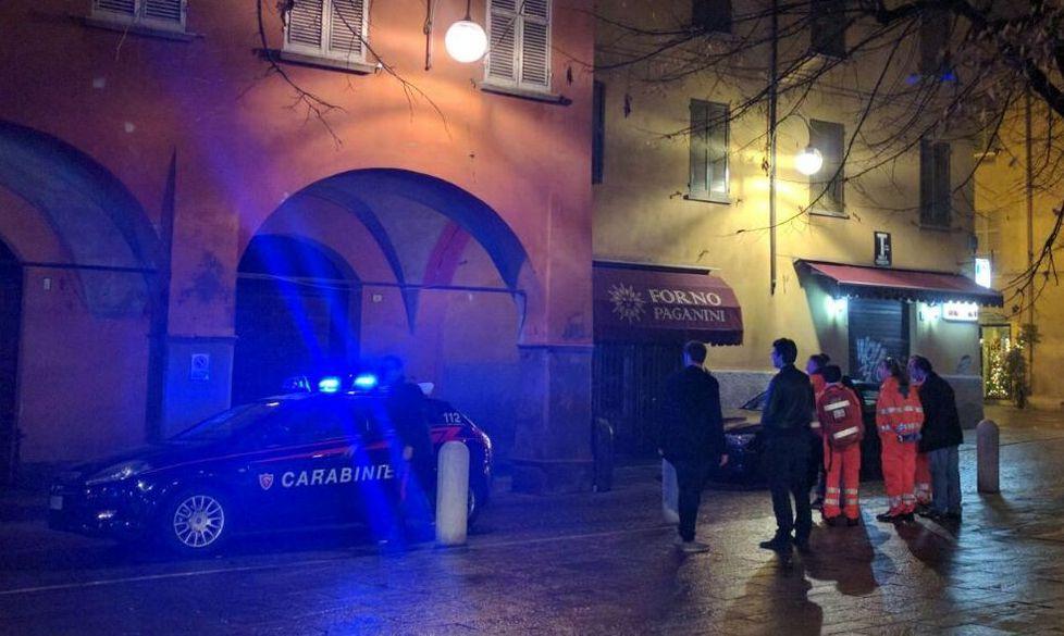 Disturba i clienti, viene preso a pugni