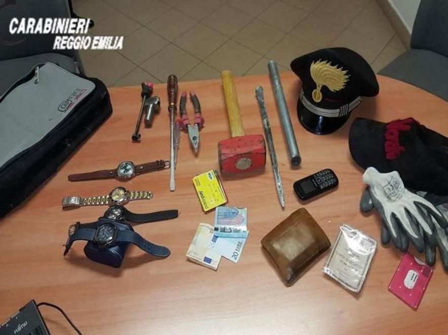 Ladri arrestati mentre razziano una casa 