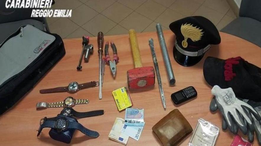 Ladri arrestati mentre razziano una casa