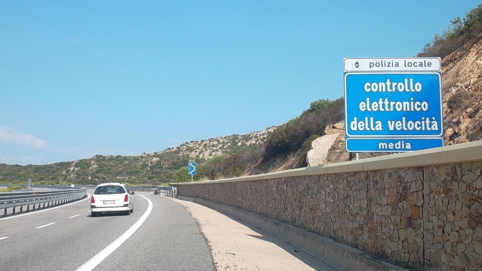 Il cartello con l'avviso del tutor installato nel 2012 sulla 131 dcn