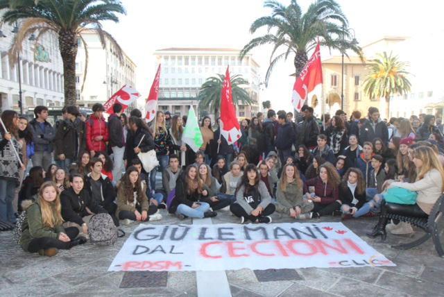 Il presidio di studenti, genitori e insegnanti sotto al palazzo della Provincia (Salvini/Pentafoto)