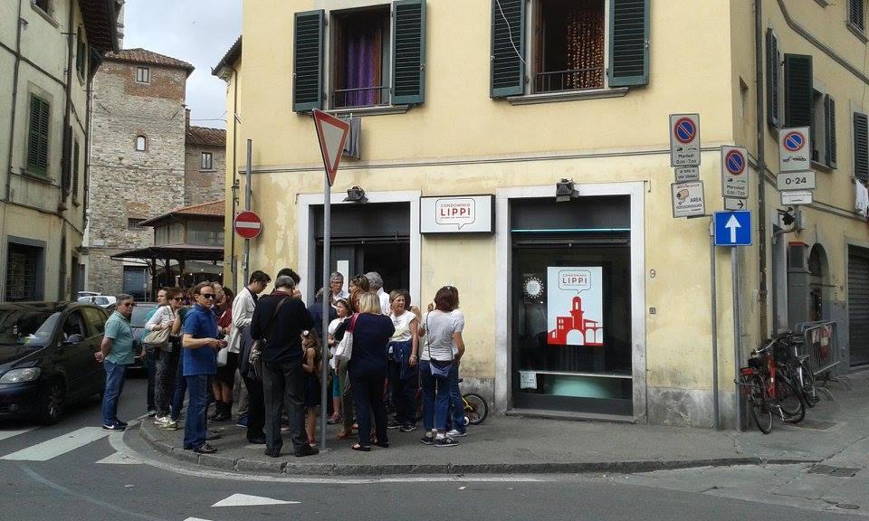 Gli organizzatori delle sei serate di poesia davanti al locale