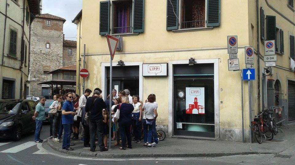 Gli organizzatori delle sei serate di poesia davanti al locale