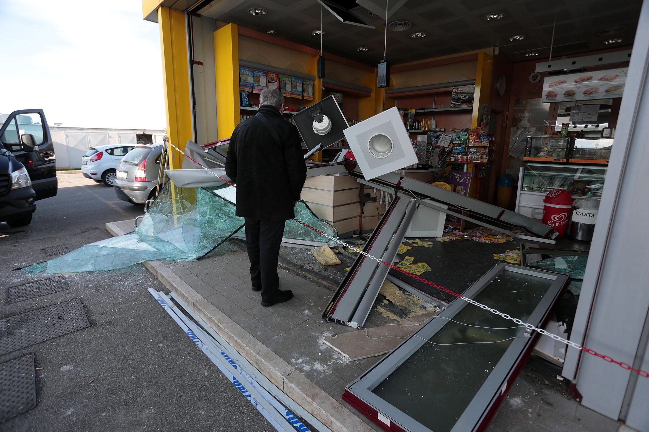 La stazione di servizio devastata dai ladri (Foto Agenzia Carlo Sestini)
