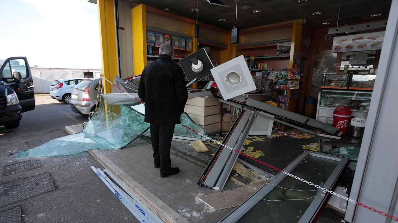 La stazione di servizio devastata dai ladri (Foto Agenzia Carlo Sestini)