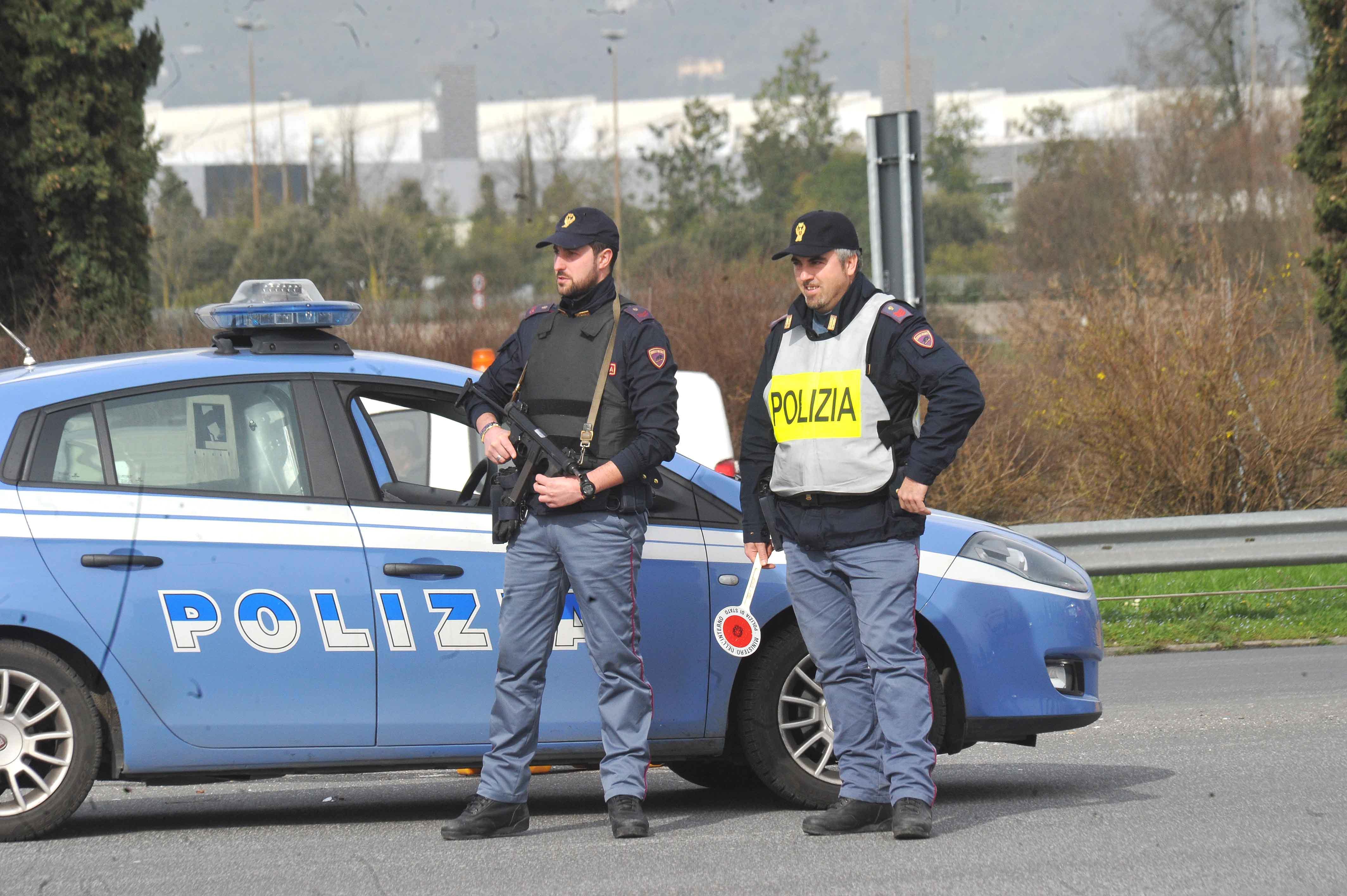 Viaggiano su una Ferrari e non esibiscono i documenti: denunciati