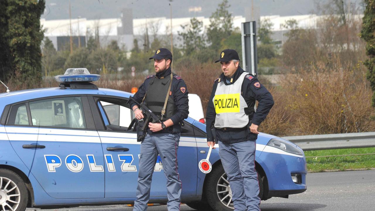 Viaggiano su una Ferrari e non esibiscono i documenti: denunciati