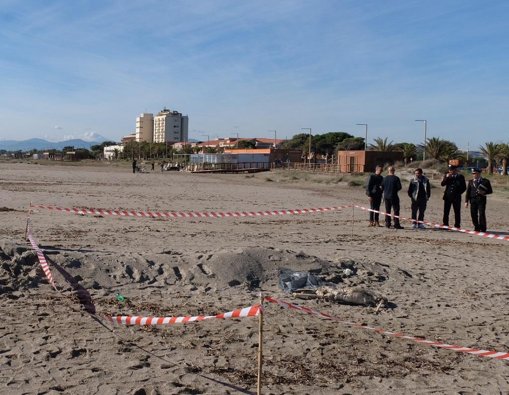 Il ritrovamento del cadavere sulla spiaggia del Poetto