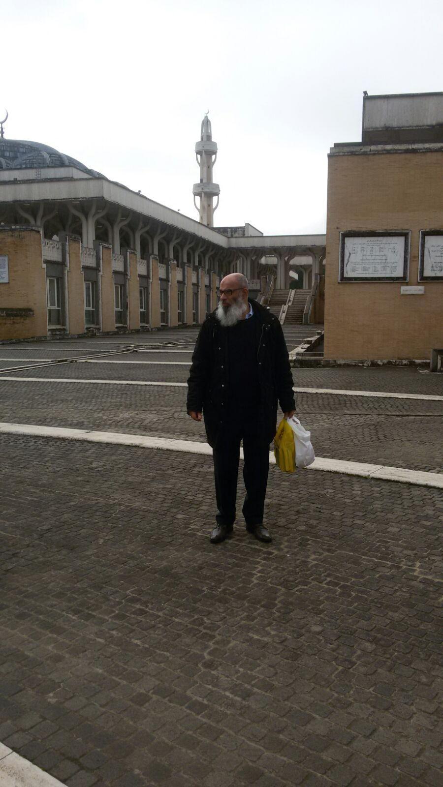 Mazigh Abdelmoula sullo sfondo di un minareto come quello che potrebbe sorgere a Prato