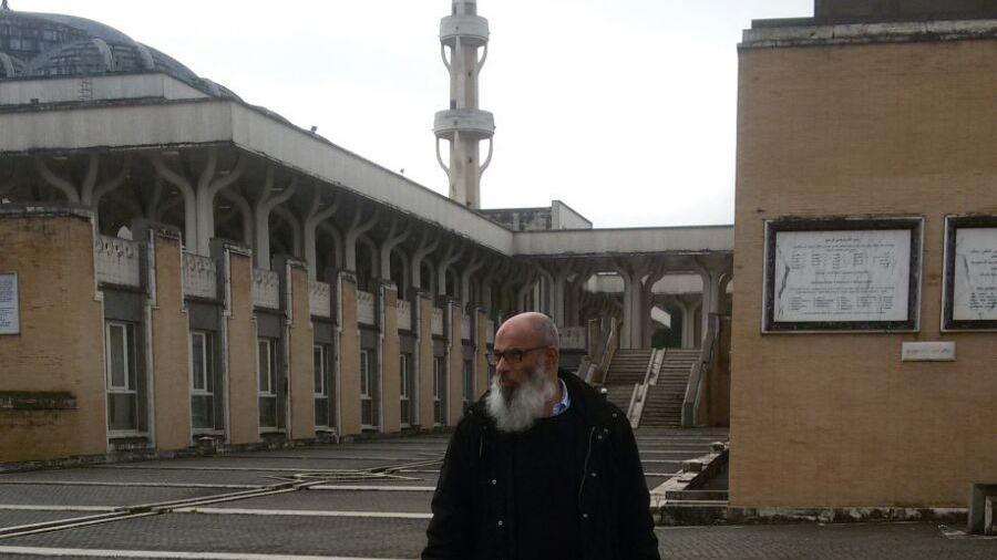 Mazigh Abdelmoula sullo sfondo di un minareto come quello che potrebbe sorgere a Prato