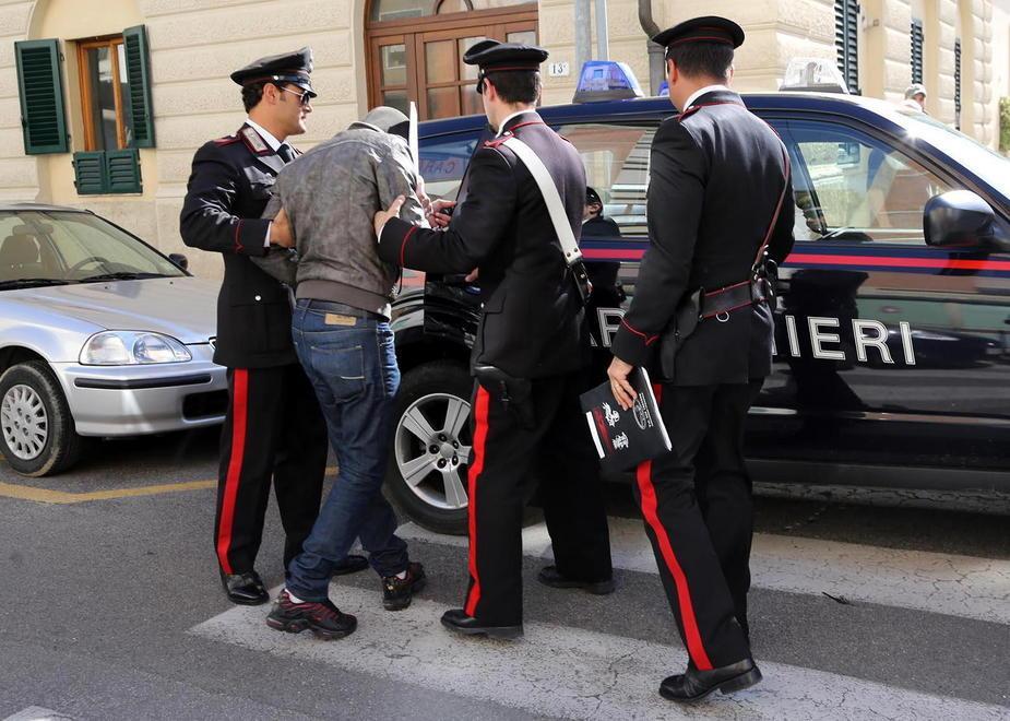 Un arresto dei carabinieri a Empoli (foto d'archivio)