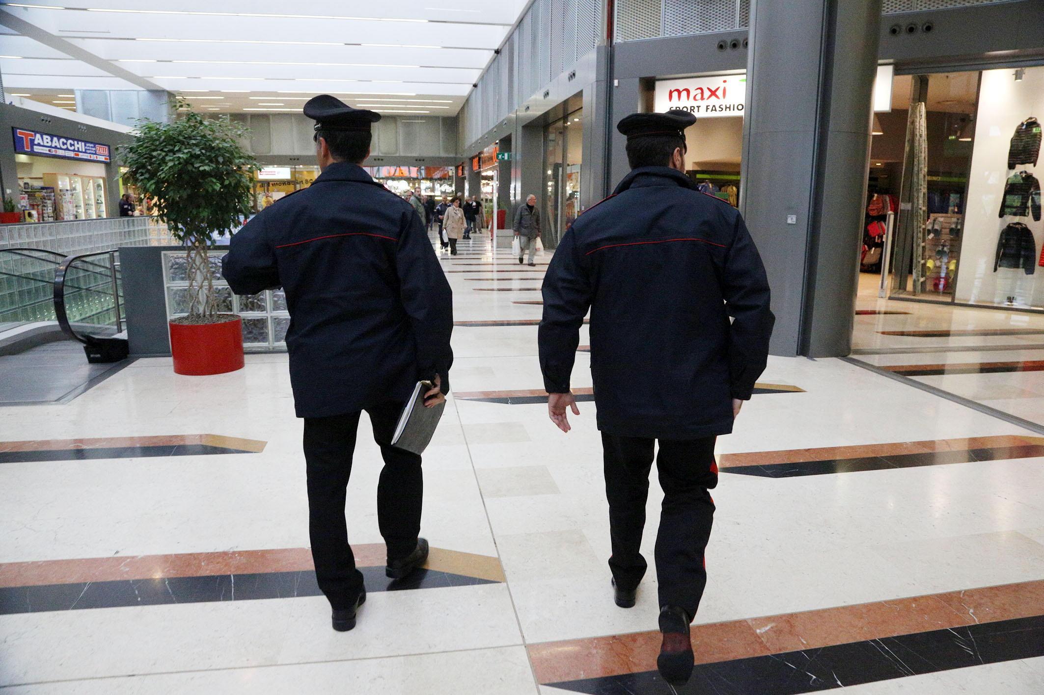 Carabinieri al Centro Coop di Empoli (Foto d'archivio)