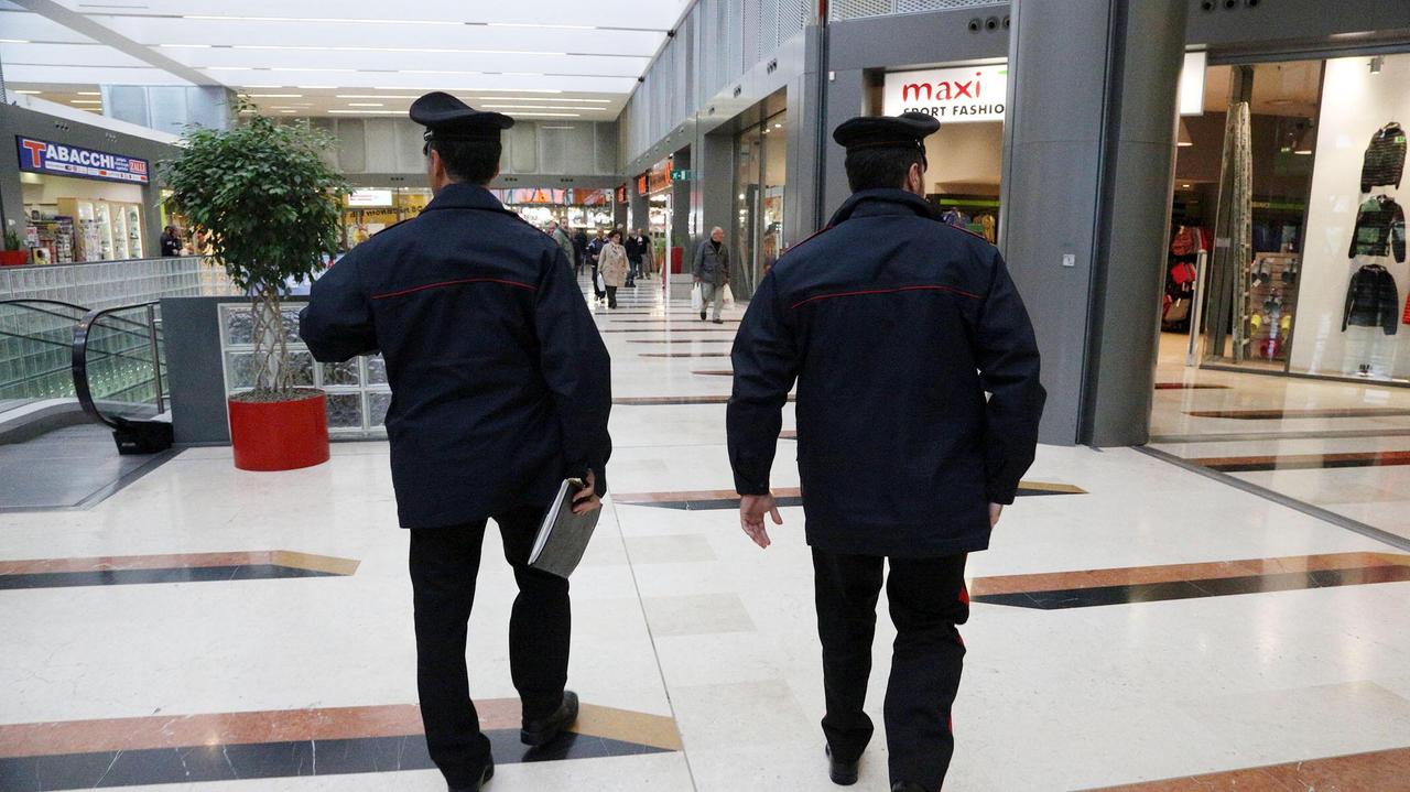 Carabinieri al Centro Coop di Empoli (Foto d'archivio)