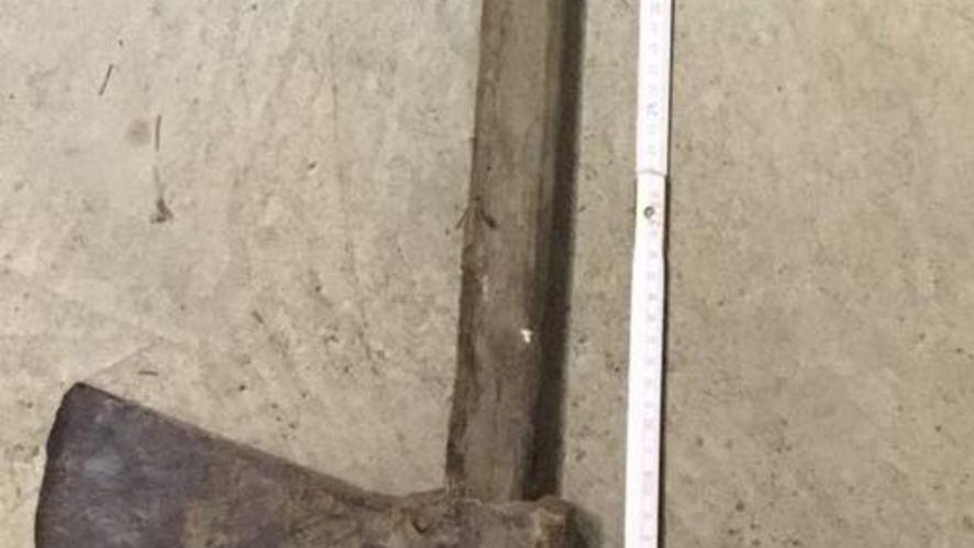 A Zocca minaccia i vicini di casa impugnando un’accetta