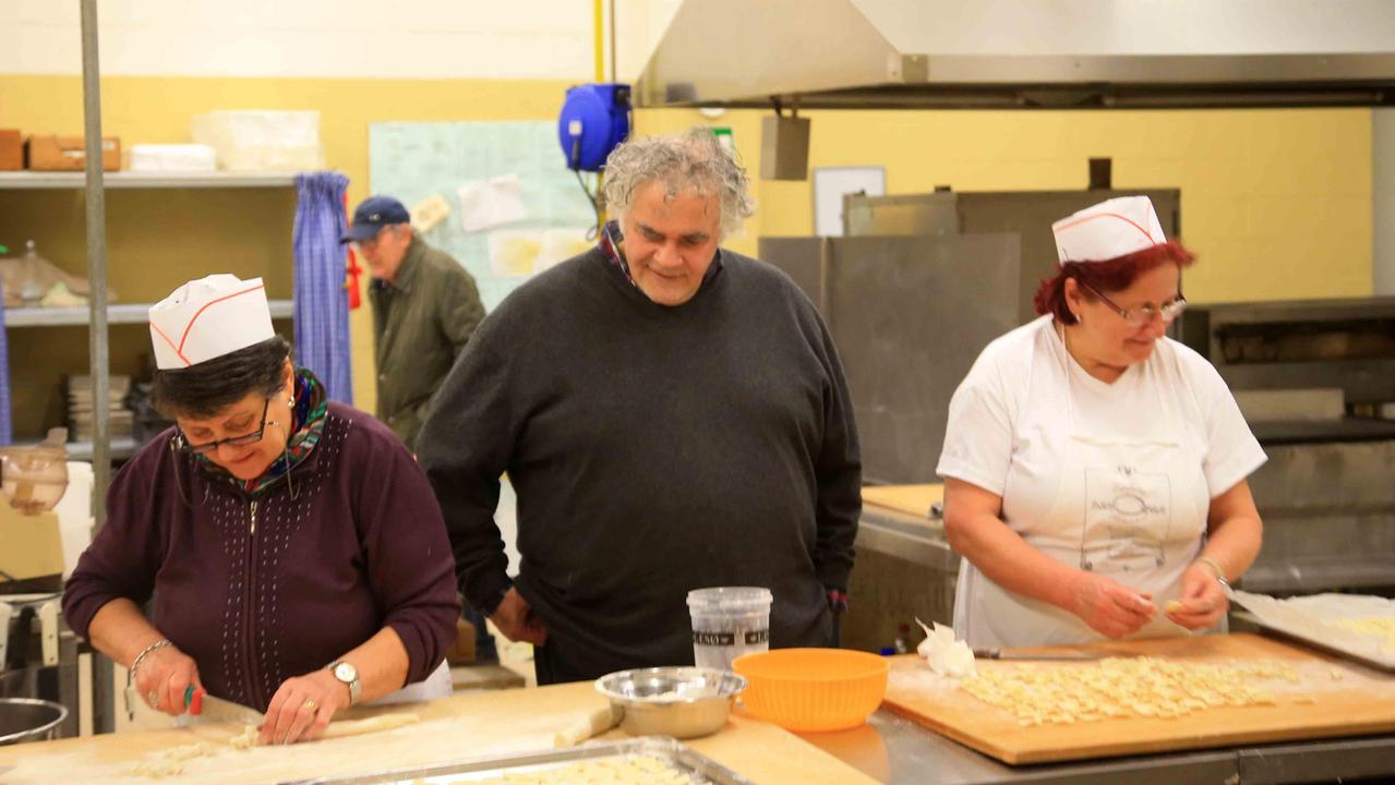 Chef e rezdore al lavoro per preparare la Grande cena di Boorea