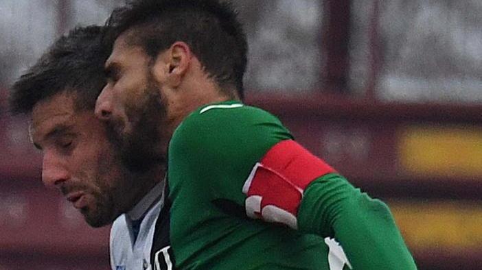 Calciatore perde i sensi dopo lo scontro in campo