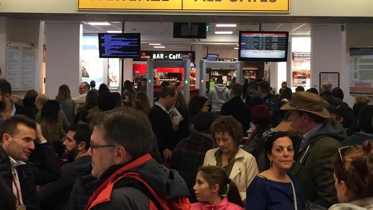 Galilei, è caos nebbia: decine di voli cancellati