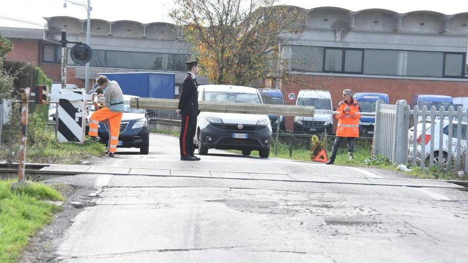 Butta giù le sbarre del passaggio a livello