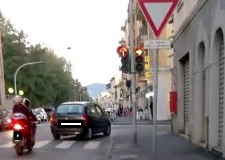 Passano col rosso in via Gramsci, trentuno multati