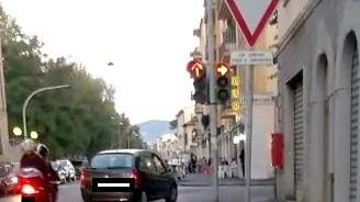 Passano col rosso in via Gramsci, trentuno multati