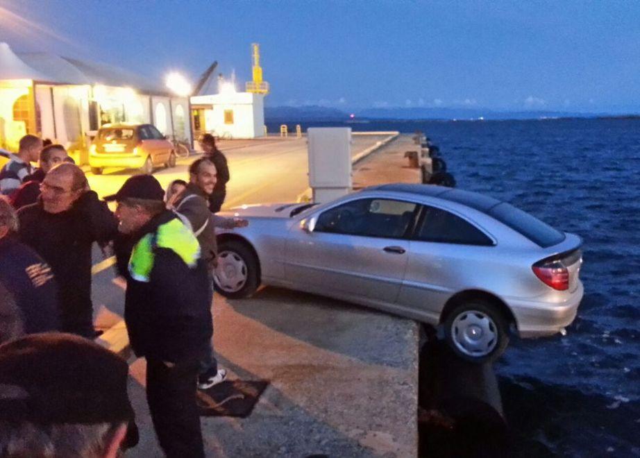 Auto rischia di finire in mare