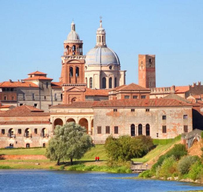 Mantova in testa Crotone in coda