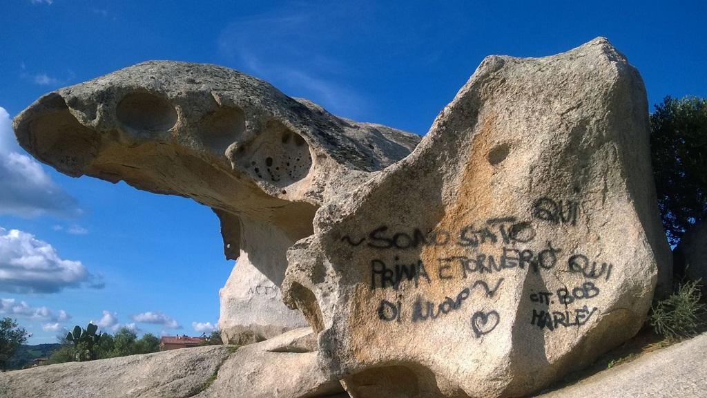 Il Fungo, la roccia simbolo di Arzachena imbrattata dai vandali
