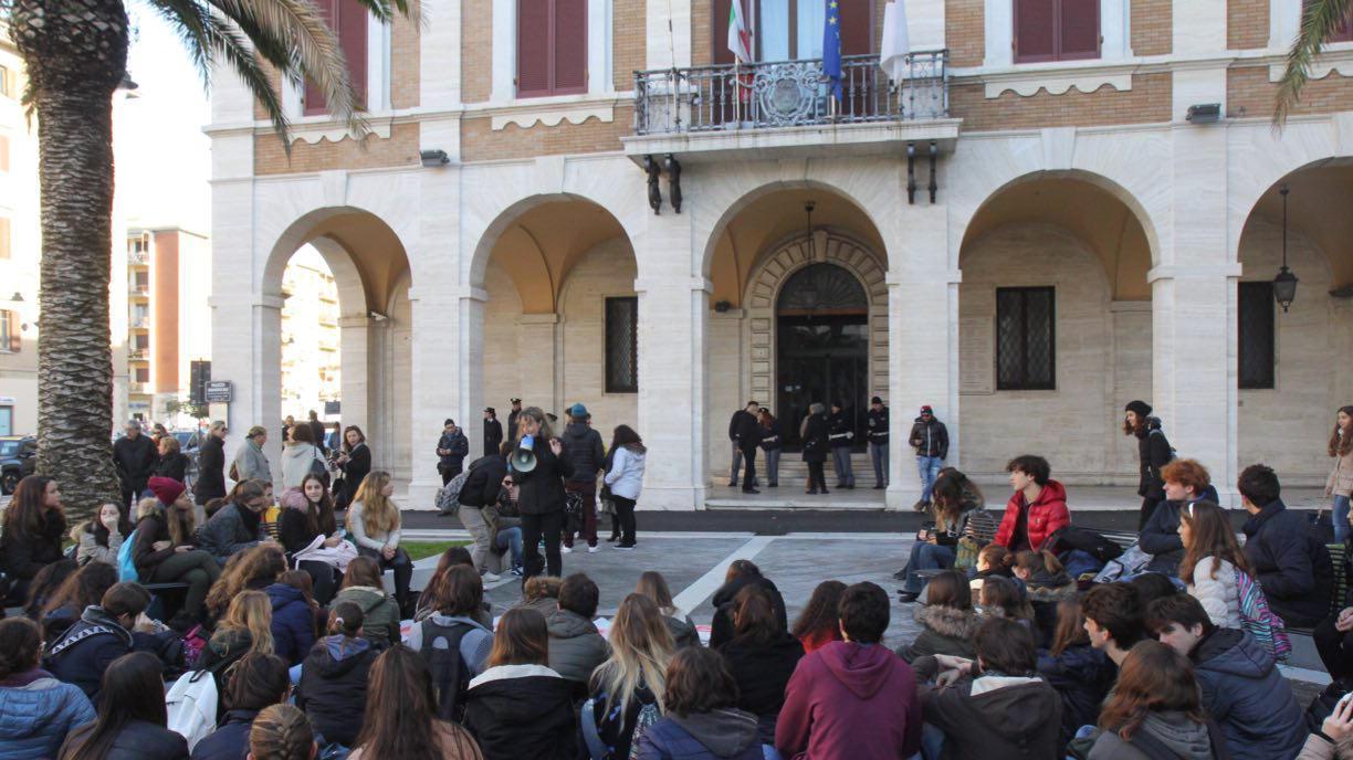Un momento della protesta del liceo Cecioni davanti alla Provincia