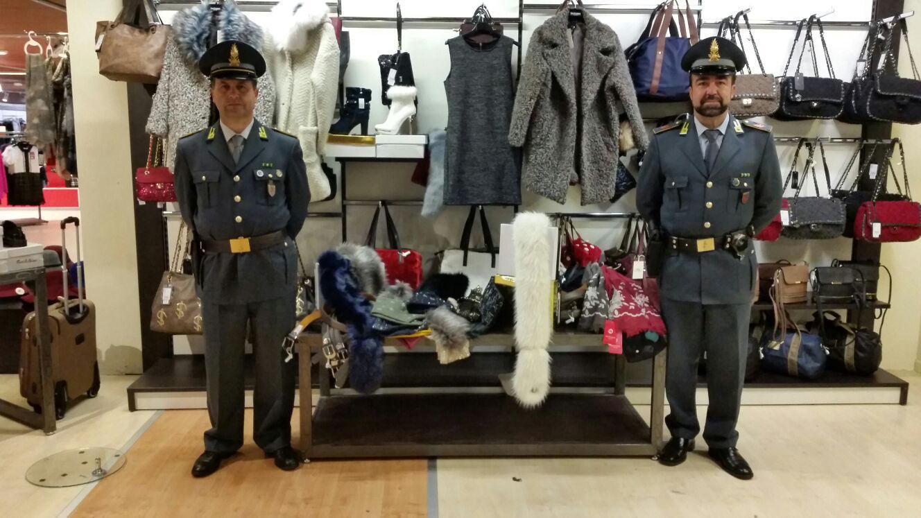 Parte della merce sequestrata dalla guardia di finanza
