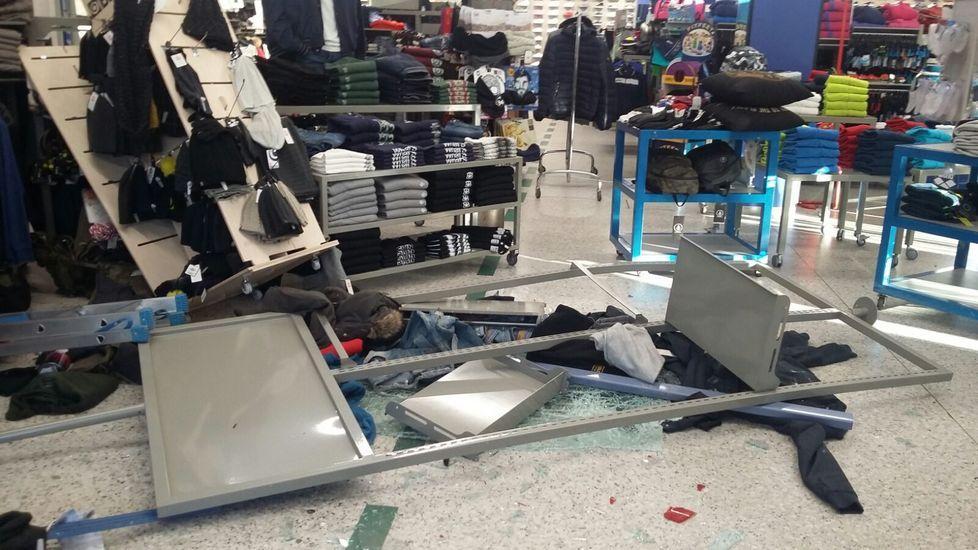 Reggio Emilia, furgone come ariete per svaligiare negozio di articoli sportivi