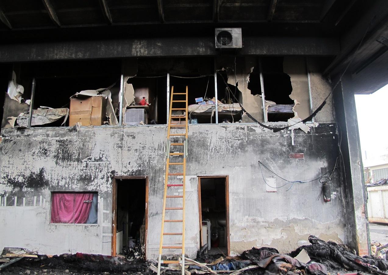 Un'immagine del capannone incendiato della Teresa Moda in cui vivevano gli operai cinesi morti. Il soffitto era stato chiuso da pannelli di cartongesso e trasformato in dormitorio. In questa foto scattata dai vigili del fuoco si vedono ancora i resti dei letti