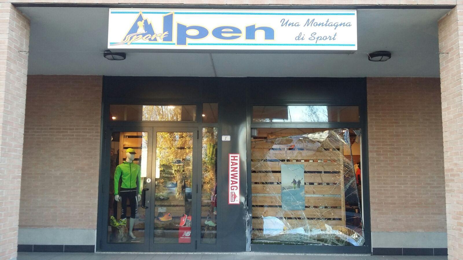 Reggio Emilia, spaccata all'Alpen Sport di via Ferrari