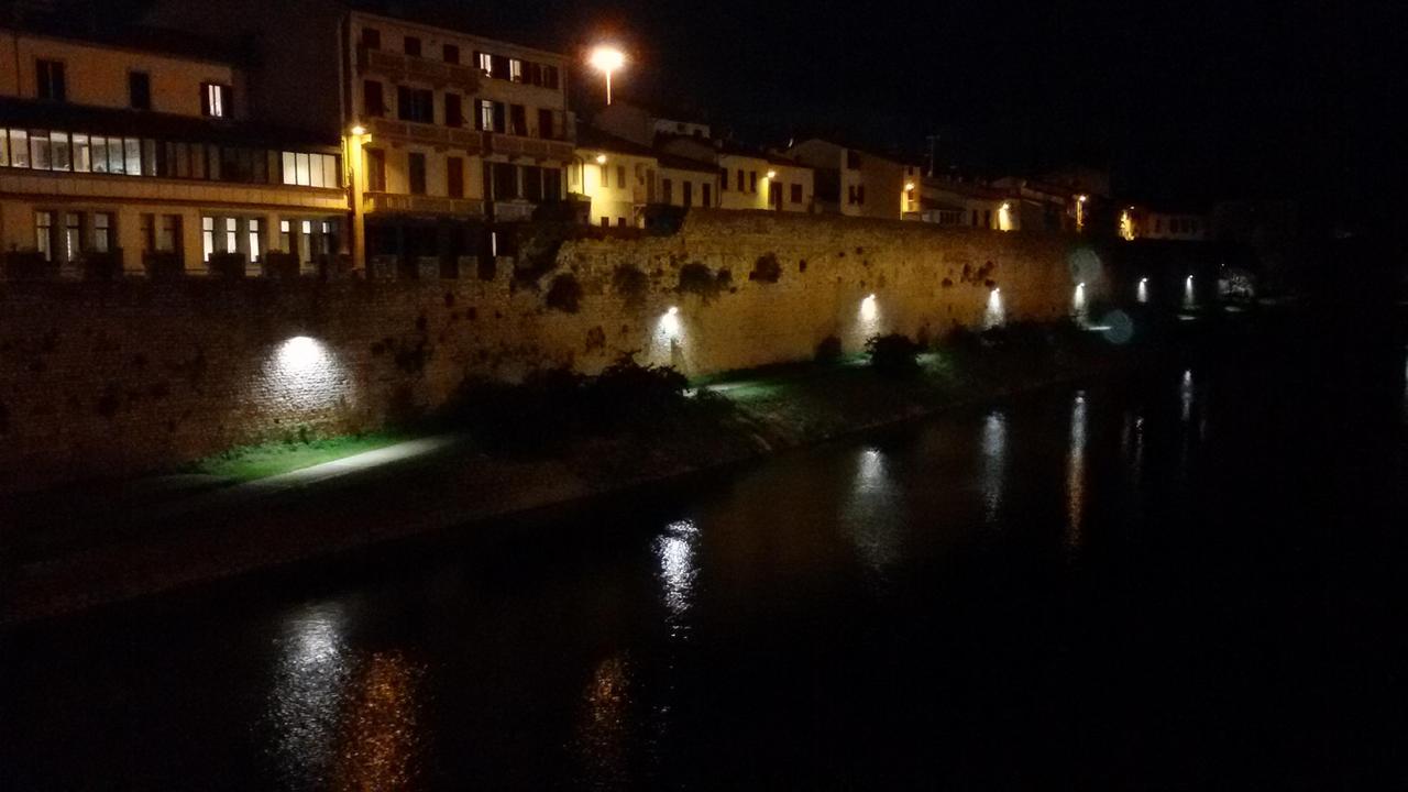 La nuova illuminazione lungo un tratto di ciclabile sul Bisenzio