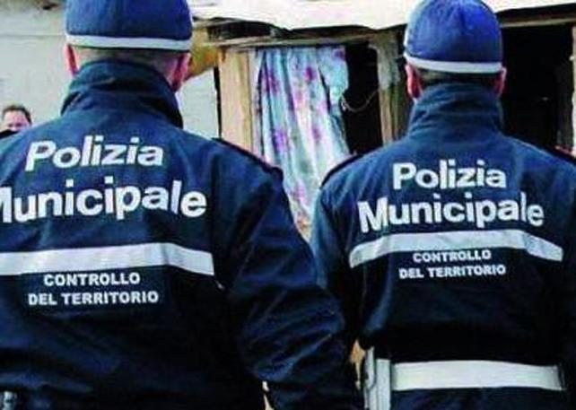 Prende a calci e pugni quattro vigili e li manda all’ospedale 
