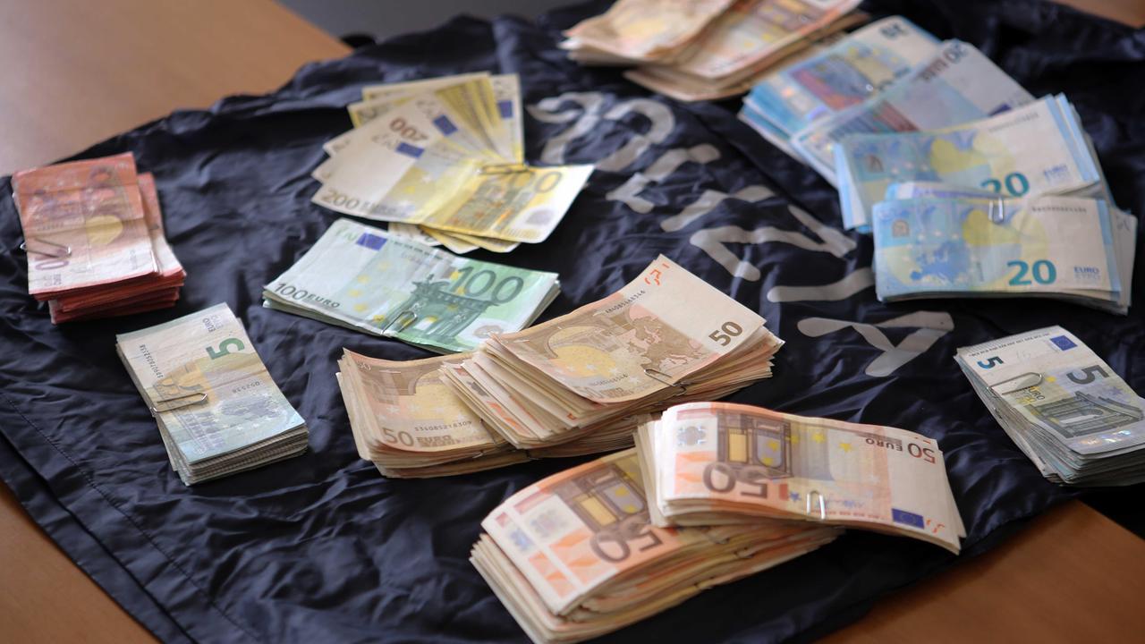 Cassaforte rubata in banca e ladri braccati, bottino salvo