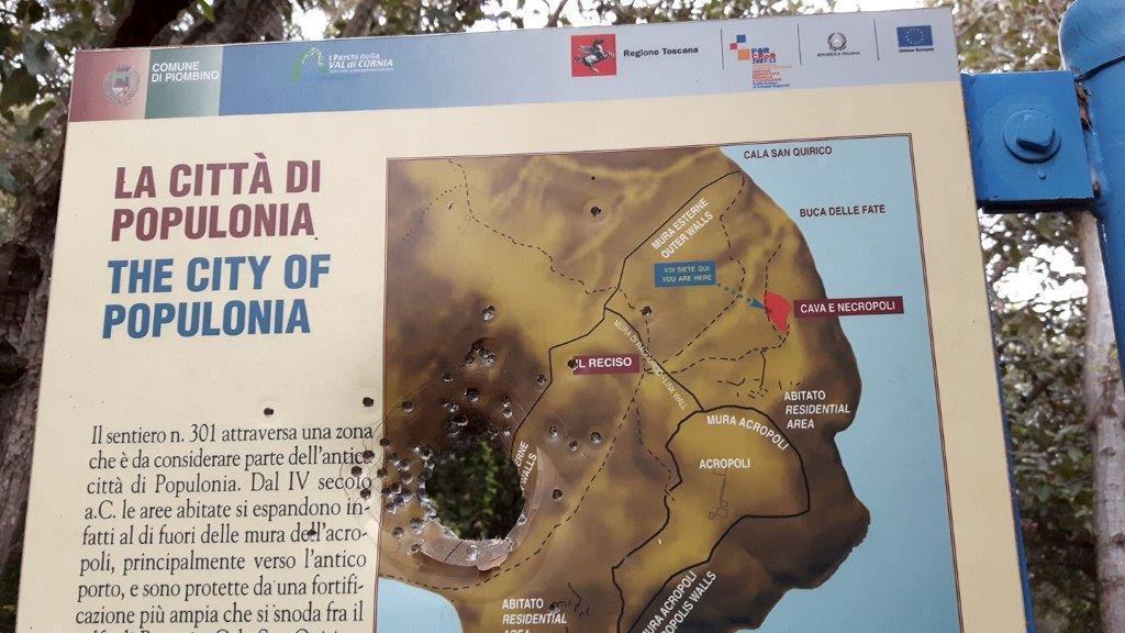 Segnaletica turistica presa a fucilate sul sentiero per Buca delle Fate