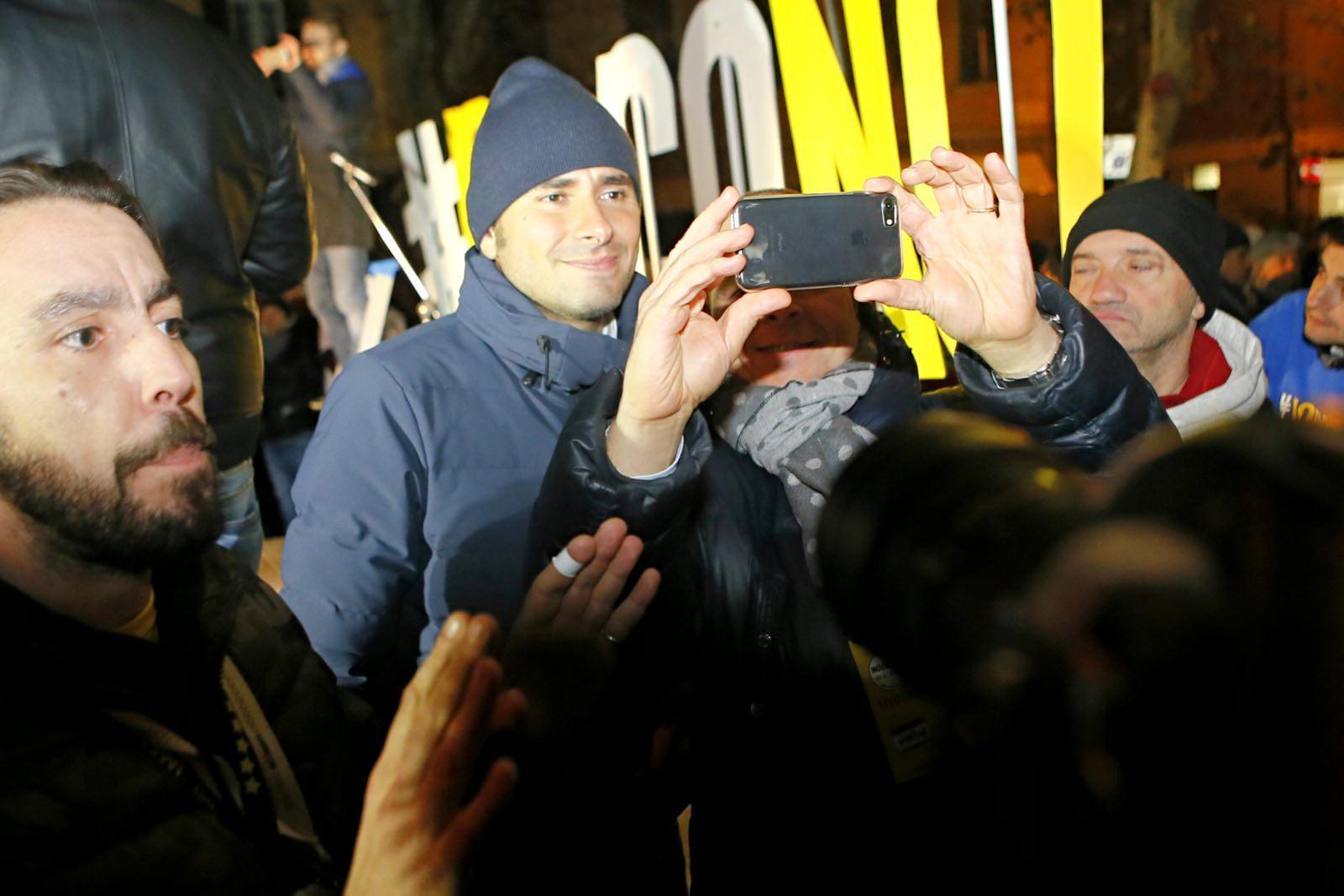Referendum, Di Battista (M5s) a Livorno: "Chi ci ha impoverito vuole più potere". In 500 ad applaudirlo  - Le foto 