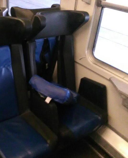 Attacco dei vandali al treno, danni per duemila euro 