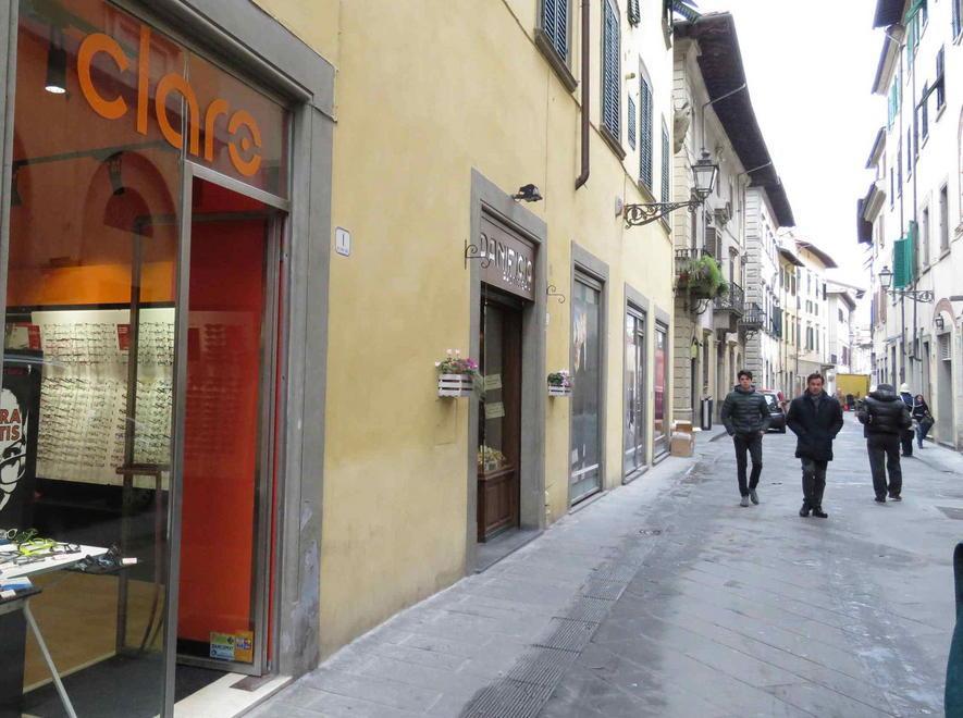 Coniugi presi a botte e feriti con cocci di tegola