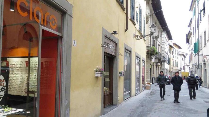Coniugi presi a botte e feriti con cocci di tegola