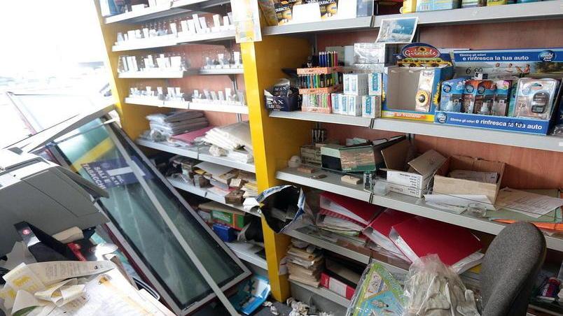 La banda piomba col suv nel bar e lo distrugge