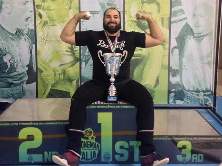 La sfida dei forzuti tra spettacolo e sport Castelli è il campione