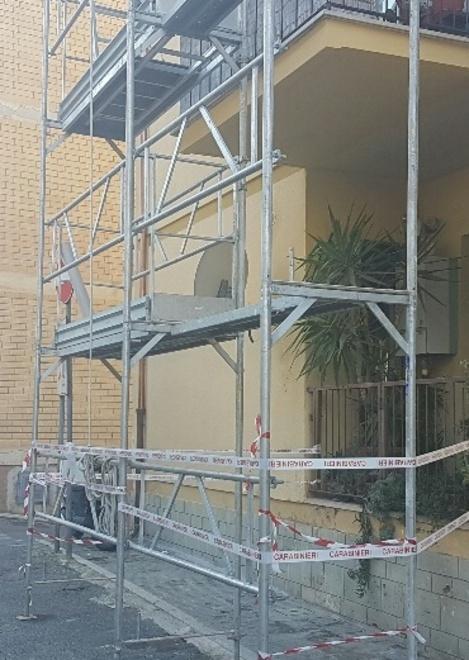 Cade da un’impalcatura, ferito operaio