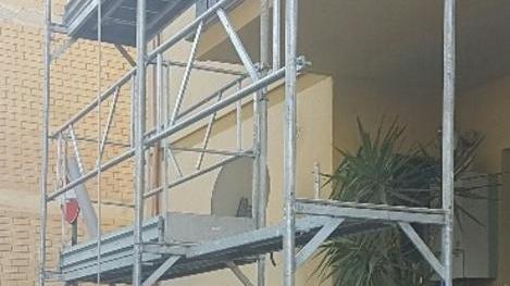 Cade da un’impalcatura, ferito operaio