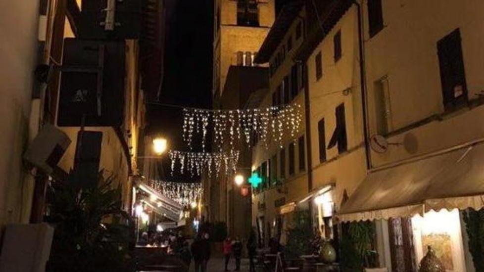 A Montecarlo doppia accensione Si illuminano le strade e le vetrine