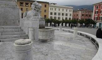 Piazza Aranci allagata e con i leoni senza denti 
