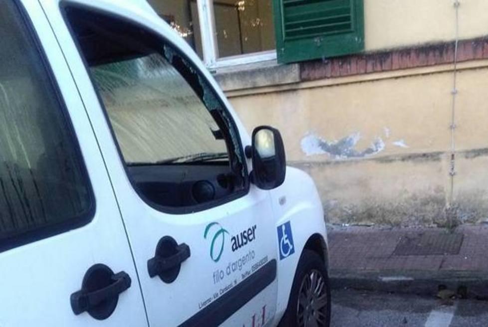 Danneggiato il Doblò dell’Auser 