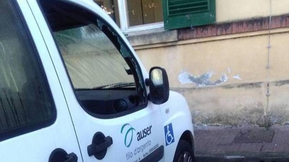 Danneggiato il Doblò dell’Auser