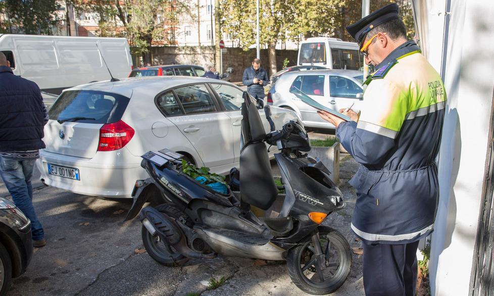 Scontro tra un’auto e uno scooter 