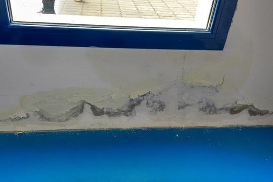 La Caletta, infiltrazioni d’acqua a scuola